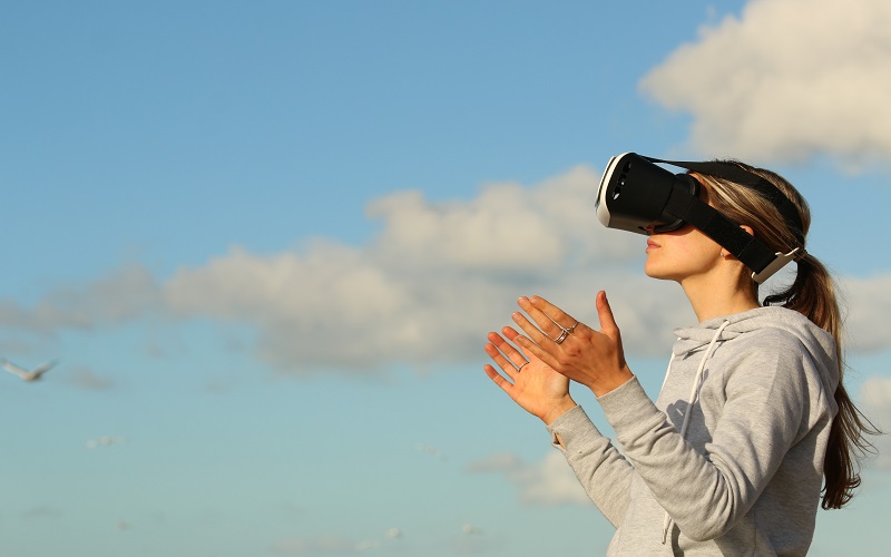 Ilustrasi penggunaan virtual reality