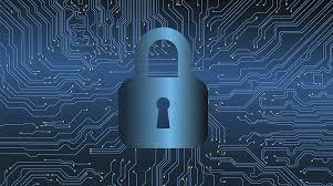 Gembok digital bercahaya di tengah latar belakang papan sirkuit biru yang rumit, melambangkan keamanan siber, privasi data, atau enkripsi